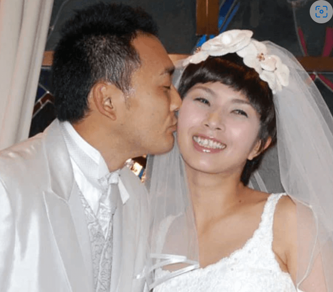 結婚式で旦那さんとのキスショットを披露したくわばたりえさん