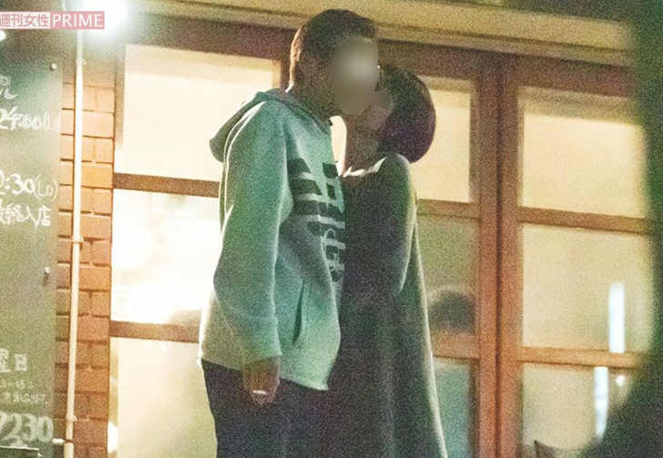 飯島直子の元旦那が路チューしているところを激写された報道写真