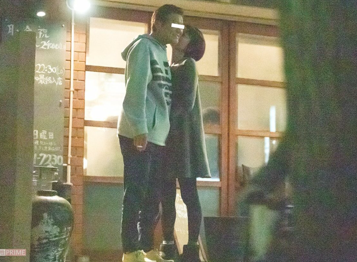 2019年10月28日「週刊女性」が、飯島直子さんの元旦那さんと平塚真由さんの不倫報道の際に載せた路チュー写真