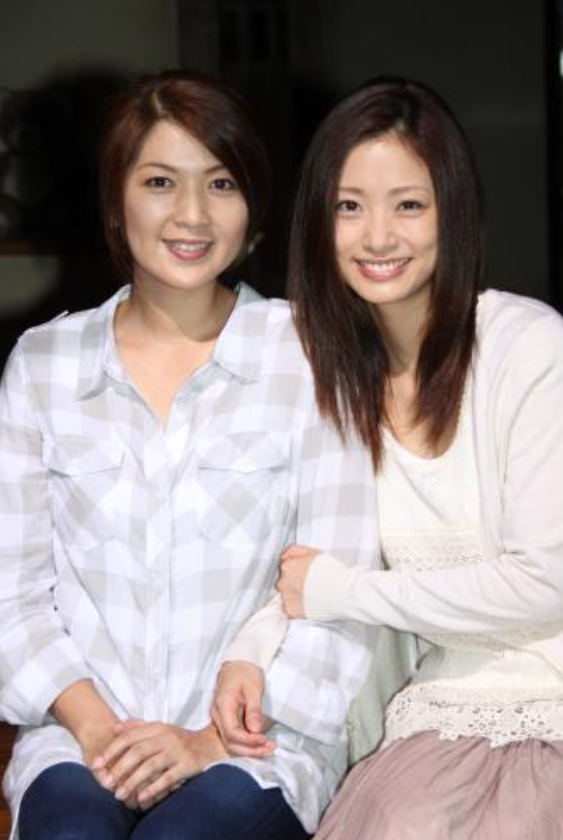 上戸彩さんと飯島直子さんのツーショット画像