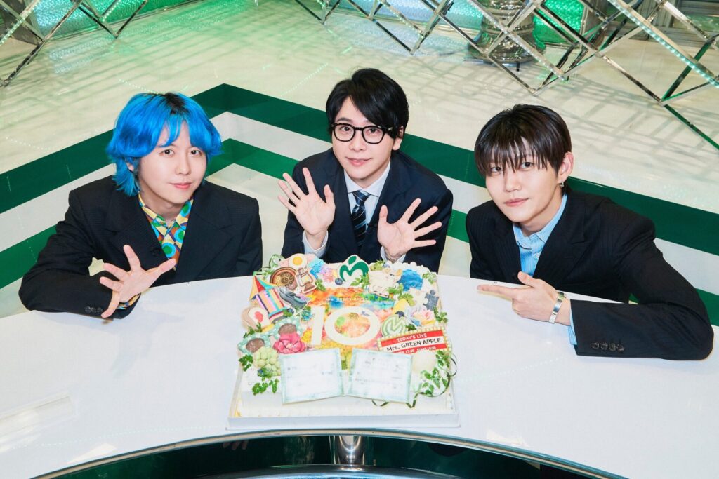 Mrs. GREEN APPLEの公式Xに投稿された、デビュー10周年を記念したYouTube生配信「Mrs. NEWS10』で撮影された画像