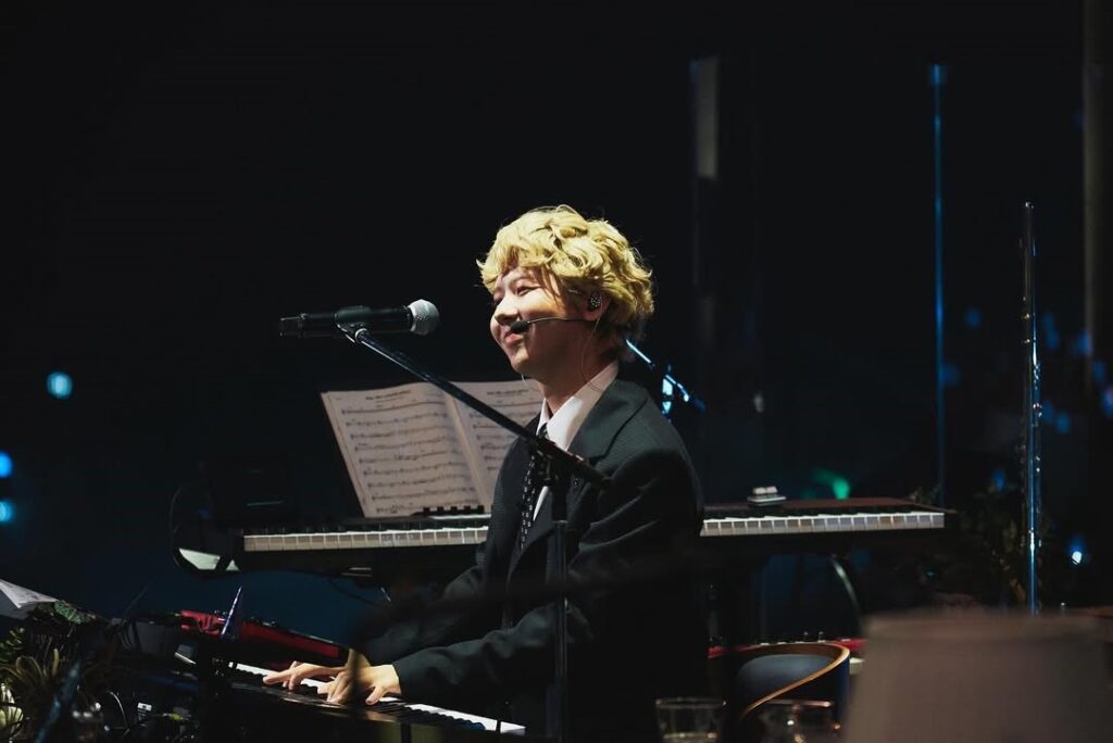 ライブでキーボードを笑顔で演奏する藤澤涼架さんの画像