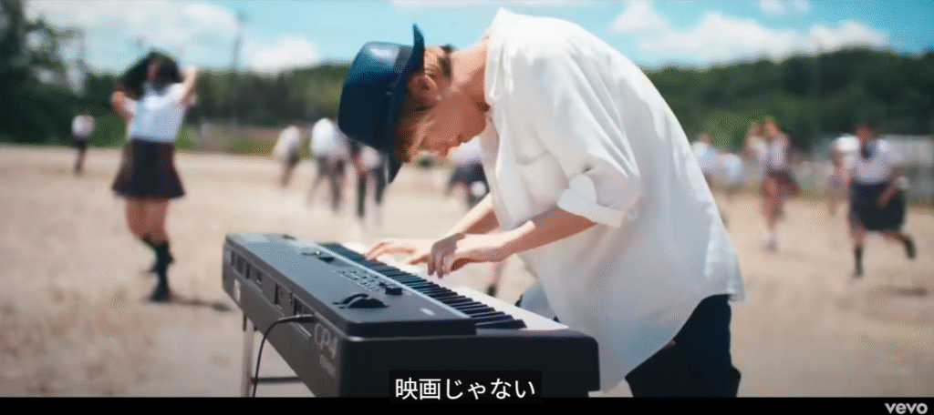 青と夏のMVの中で、藤澤涼架さんがキーボードを引いているシーンを切り取った画像