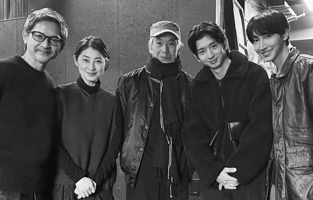 緒方直人さんの次男・緒方龍さんのインスタグラムに投稿された父母兄と写る画像